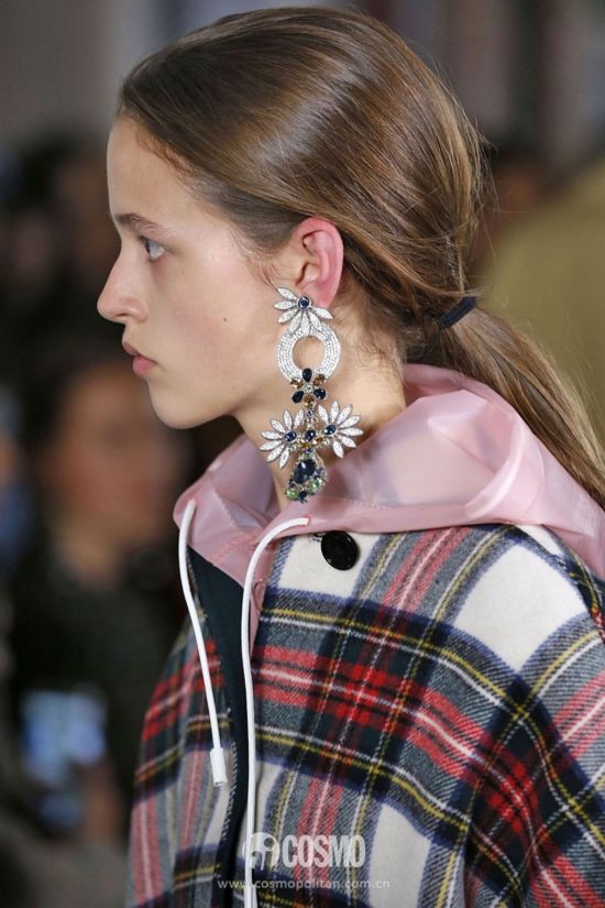 hbz-ss2018-jewelry-runway-burberry-gettyimages-848878698-1505840076