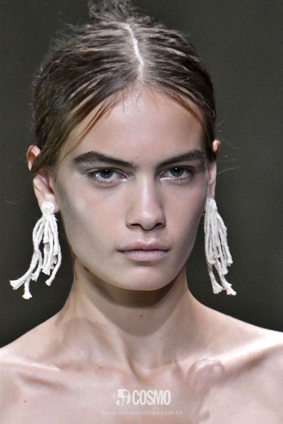 hbz-ss2018-jewelry-runway-christopher-kane-gettyimages-849816406-1505840076