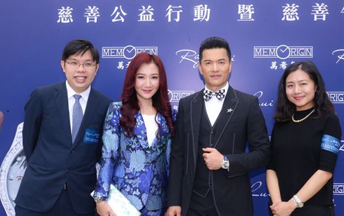 　　万希泉创办人兼行政总裁沈慧林（左），金槌拍卖师金铃（左二），吕良伟（右二）