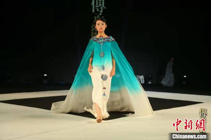 山西首届时装周启幕500余名模特秀出时尚与文化