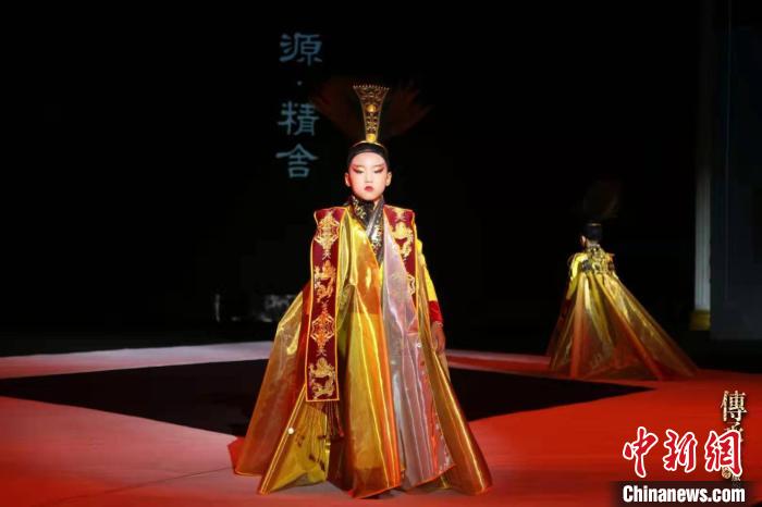 童模们身着融入传统文化的服饰。　中国模特行业联合会山西总会供图 摄