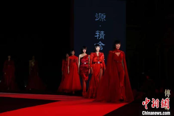 此次是山西首创的时装周，将时尚与文化相融合，通过服饰传承中国传统文化。中国模特行业联合会山西总会供图