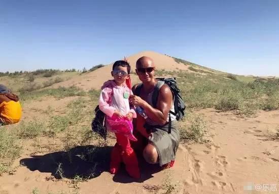 乐嘉带4岁女儿穿沙漠走76公里孩子腿上全是泡