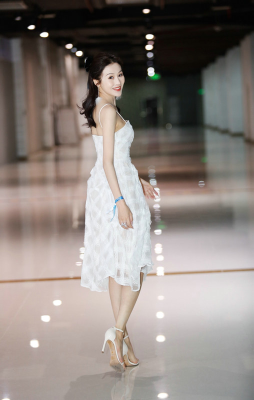 丁怡荣获第八届全球华人时尚盛典“星光璀璨艺人奖”