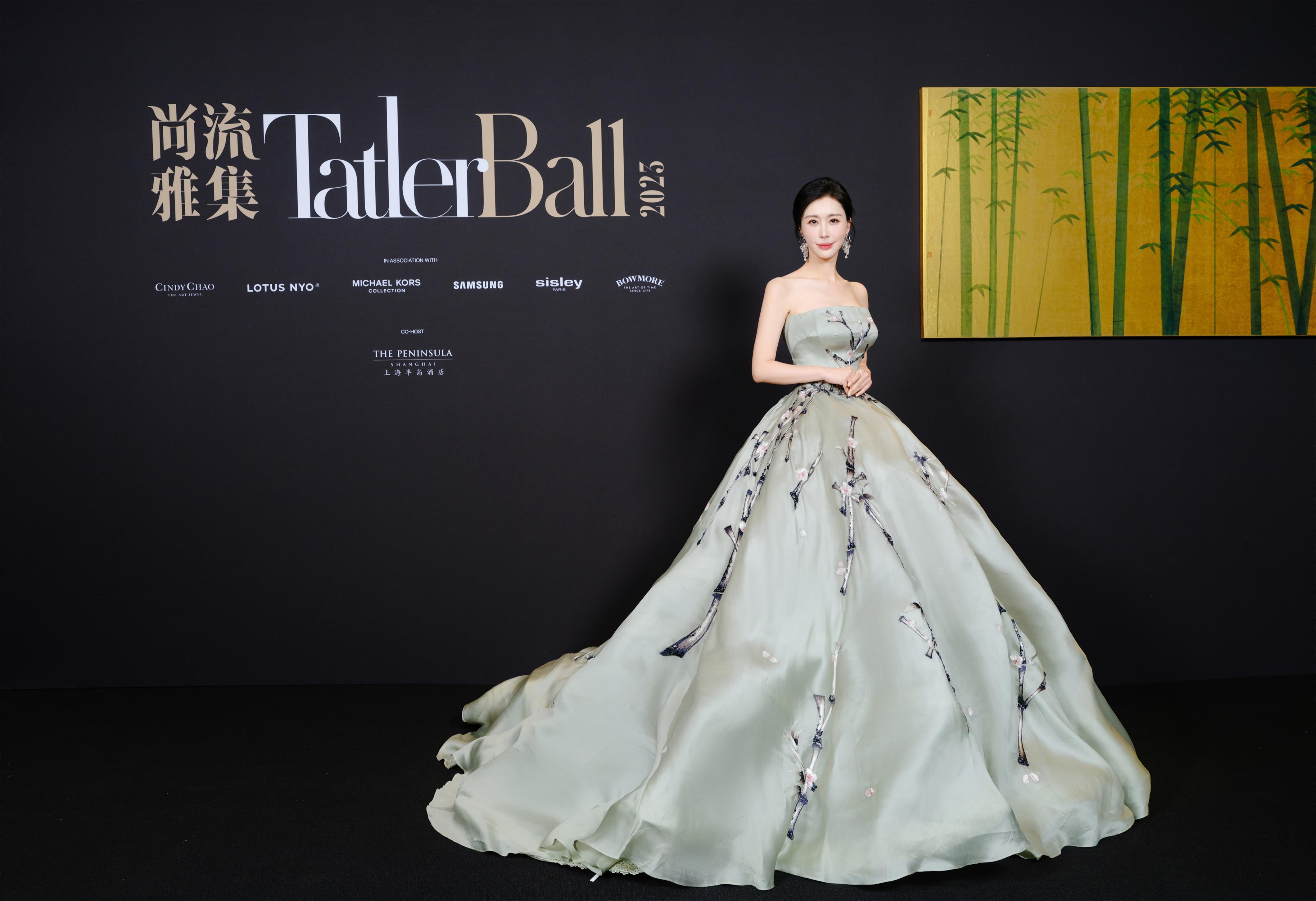 tatler ball2023众星云集,田朴珺身穿劳伦斯·许性感亮相,天鹅颈美绝