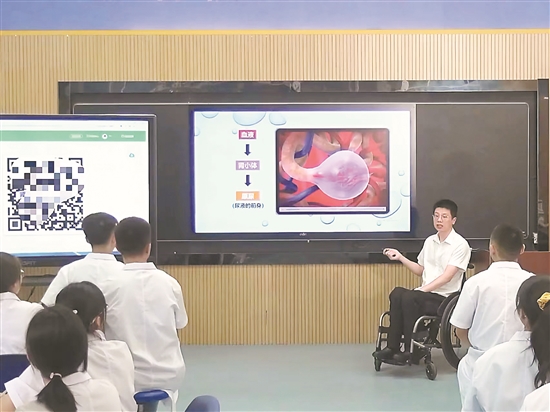 “轮椅教师”坚守课堂14载：追求有“厚度”的人生